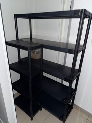 une étagère noire dans un coin d'une pièce