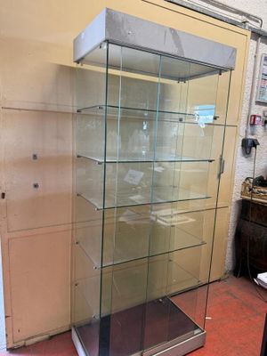 une vitrine en verre dans le coin d'une pièce