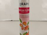 Vaporisateur de parfum Orapi avec des fleurs d'oranger sur fond blanc