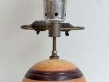 une lampe posée sur une table