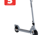 une image représentant un scooter avec une selle et des roues noires