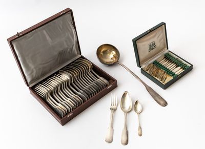 une boîte d'argenterie et une boîte de cuillères et de cuillères