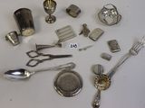 beaucoup d'objets en argent qui se trouvent sur la table