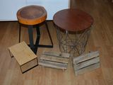 deux tabourets et une table posés à même le sol
