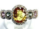 une photo d'une bague raffinée sertie d'une topaze jaune entourée de diamants multicolores