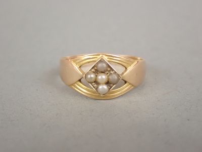 une image représentant une bague en or ornée de perles