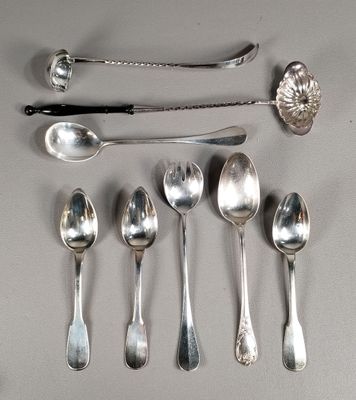 beaucoup de cuillères en argent et de cuillères à soupe sur une table