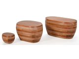 un ensemble de trois bols en bois posés sur une surface blanche
