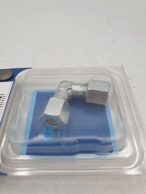 une photo représentant deux vis dans un récipient en plastique