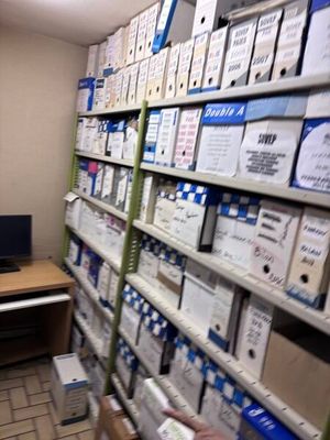 de nombreuses boîtes sur les rayons d'un magasin, avec un clavier