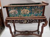 une paire de jardinières anciennes en bois ornées de motifs floraux