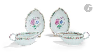 trois pièces de vaisselle en porcelaine ornées de motifs floraux sur fond blanc
