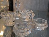 une table en verre sur laquelle sont posés de nombreux objets en verre