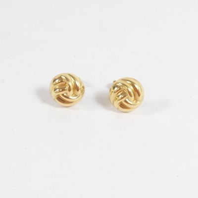 une paire de boucles d'oreilles dorées ornées d'un motif en nœud