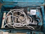 une boîte à outils bleue contenant tout un tas de fils
