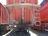 un grand conteneur rouge posé à l'arrière d'un train