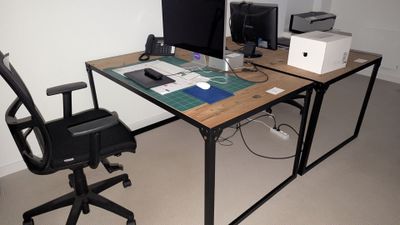un bureau avec un ordinateur et une chaise devant