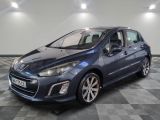 une voiture bleue garée sur le sol en damier d'un garage