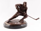 statue d'un joueur de hockey tenant une crosse, posée sur un socle