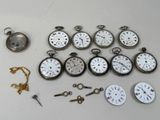 de nombreux modèles différents de montres de poche posés sur une table