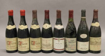 plusieurs bouteilles de vin sont alignées dans une rangée
