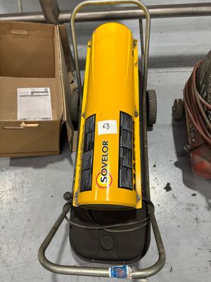une machine jaune posée sur le sol