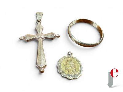 deux anneaux et une croix sur un fond blanc