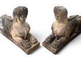 une paire de statues en pierre représentant un garçon et une fille assis sur un banc