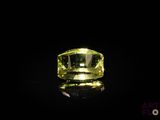 gros plan d'un diamant jaune sur une surface noire