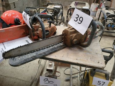 une tronçonneuse posée sur une table