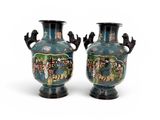 deux vases posés sur une surface blanche