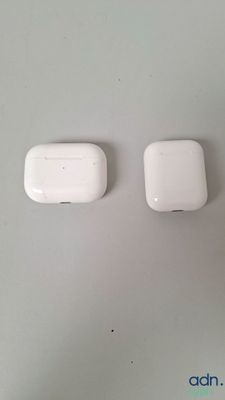 deux AirPods d'Apple posés l'un à côté de l'autre sur une table