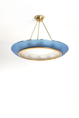 une photo d'un luminaire bleu suspendu au plafond