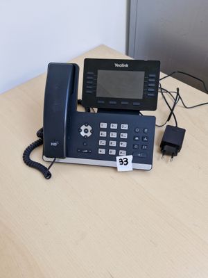 un téléphone posé sur une table