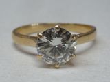 gros plan d'une bague en diamant sur une surface blanche
