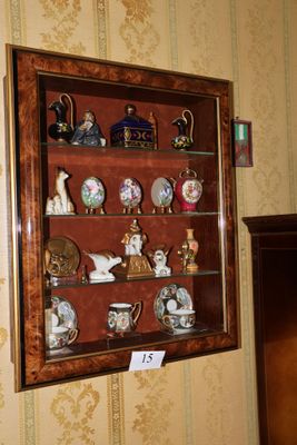 une photo d'une vitrine dans une pièce