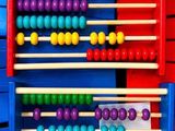 un abaque coloré exposé dans un magasin
