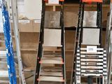 plusieurs échelles empilées dans une pièce