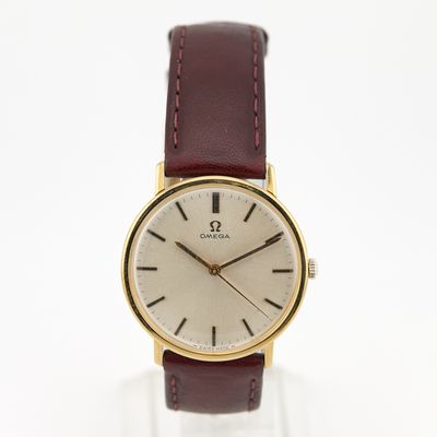 gros plan d'une montre-bracelet avec un bracelet en cuir marron