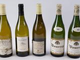 six bouteilles de vin sont alignées sur une surface blanche