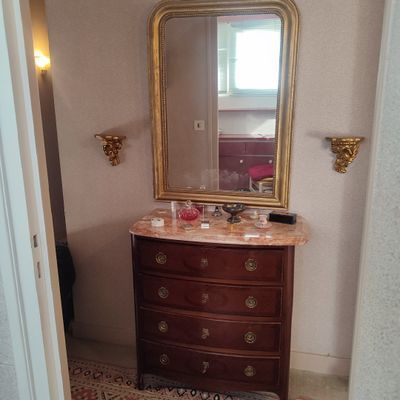 une commode et un miroir dans une petite pièce