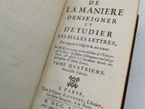quelqu'un tient un livre ouvert sur une surface blanche