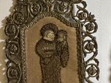 deux miroirs décorés accrochés au mur
