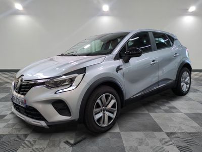 Le nouveau SUV Renault C-HR est garé dans un showroom.