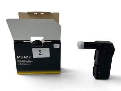 une photo en noir et blanc d'une boîte sur laquelle est fixé un appareil photo