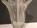un vase en verre posé sur une table