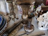 une table sur laquelle sont posés de nombreux objets anciens