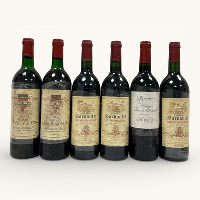 six bouteilles de vin sont alignées dans une rangée