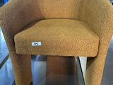 une chaise et un tabouret exposés dans un magasin