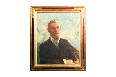 tableau représentant un homme en costume-cravate assis devant un fond vert